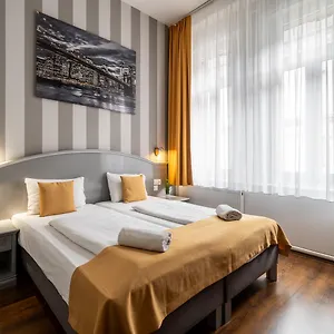 https://full-moon-design-hostel-budapest.inbudapesthotels.com
